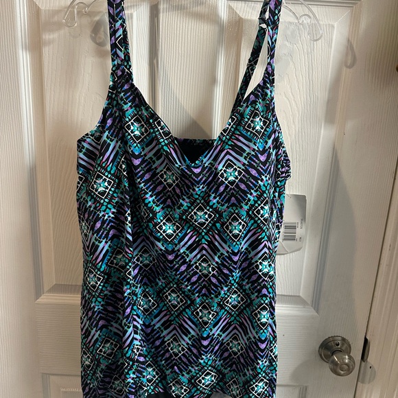 Plus Size Women’s Geometric Print Swimsuit - Picture 1 of 3